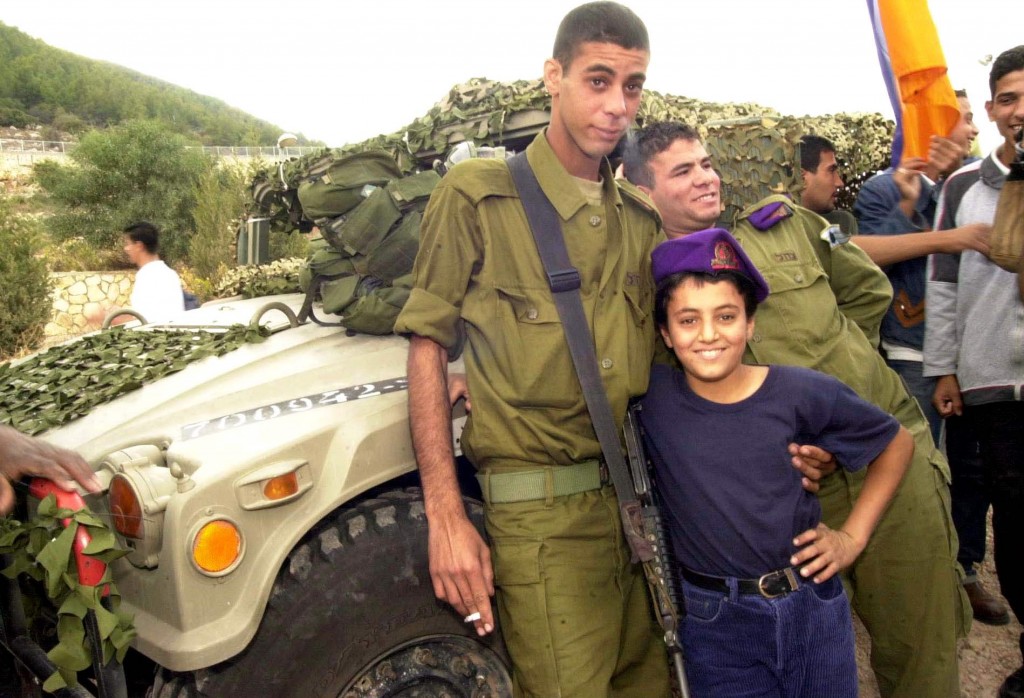 Flickr_-_Israel_Defense_Forces_-_Bedouin_Soldier_with_Schoolchild