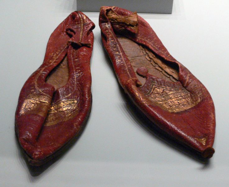 Roman slippers in leather and gold, from Egypt, 4th century.